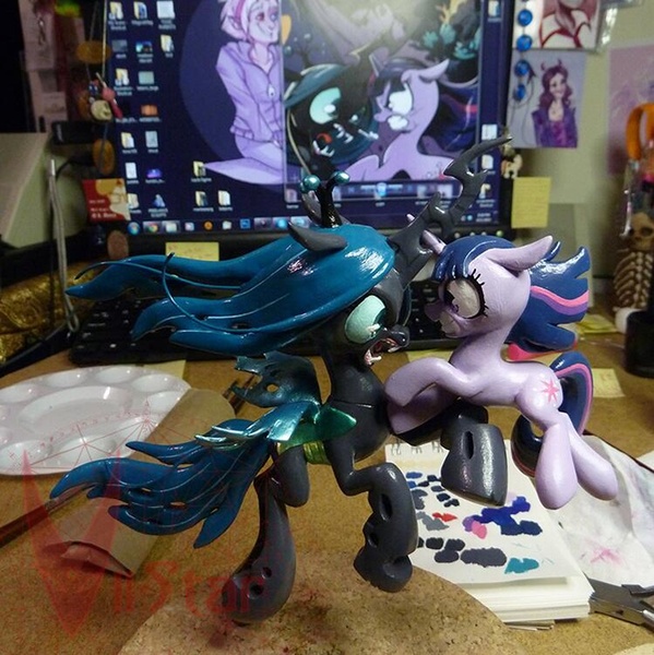 Size: 749x750 | Tagged: useless source url, safe, artist:viistar, derpibooru import, idw, queen chrysalis, twilight sparkle, changeling, changeling queen, pony, unicorn, the return of queen chrysalis, spoiler:comic04, computer, duo, female, fight, mare, sculpture, unicorn twilight