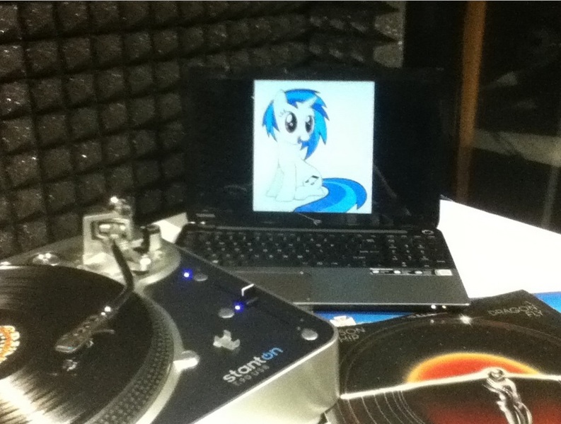 Size: 845x639 | Tagged: safe, derpibooru import, vinyl scratch, 2014, 4chan, computer, laptop computer, /mlp/, otaku date, photo, turntable, waifu dinner