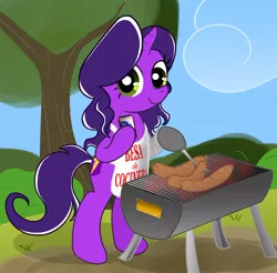 Size: 896x883 | Tagged: safe, artist:ohohokapi, deleted from derpibooru, derpibooru import, oc, oc:purple tinker, unofficial characters only, pony, apron, bipedal, clothes, cooking, grill, kiss the cook, pabst blue ribbon, pbr, ponies eating meat, solo, spanish, transgender