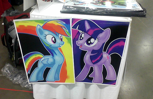 Size: 600x390 | Tagged: artist needed, dallas, dallas comic con, derpibooru import, event, irl, photo, rainbow dash, safe, twilight sparkle