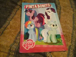 Size: 2048x1536 | Tagged: derpibooru import, lyra heartstrings, merchandise, rainbow dash, rarity, safe, spanish, twilight sparkle