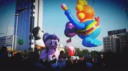 Size: 600x337 | Tagged: safe, derpibooru import, twilight sparkle, twilight sparkle (alicorn), alicorn, pony, balloon, chile, giant pony, irl, macro, parade, parade balloon, paris parade, photo