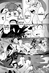 Size: 739x1100 | Tagged: safe, artist:nekubi, derpibooru import, apple bloom, applejack, chimera sisters, chimera, pony, body control, comic, dialogue, fangs, fight, grayscale, korean, monochrome, multiple heads, shakunetsu no gouseijuu, size difference, speech bubble, three heads, translation request