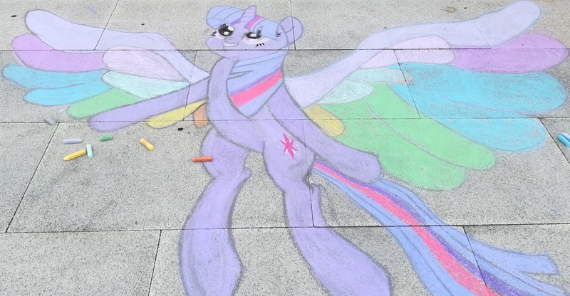 Size: 3864x2008 | Tagged: safe, artist:jan0o, artist:themisto97, derpibooru import, twilight sparkle, twilight sparkle (alicorn), alicorn, pony, rainbow roadtrip, caption, chalk, chalk drawing, galacon, galacon 2019, germany, image macro, solo, street art, text, traditional art, wing bling