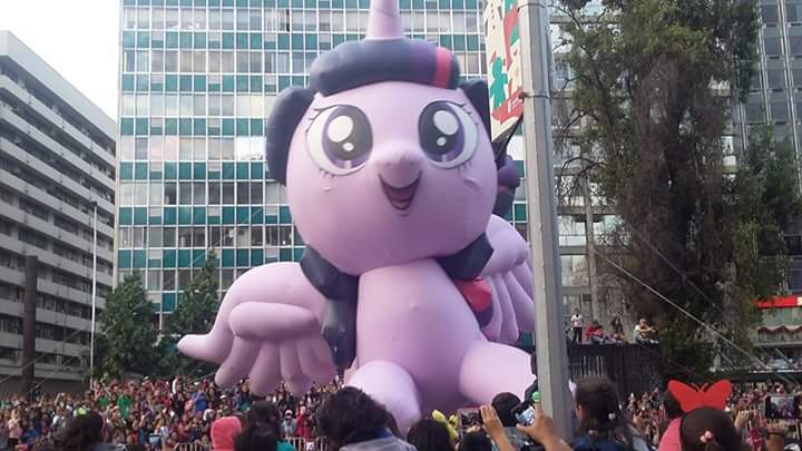 Size: 720x405 | Tagged: safe, derpibooru import, twilight sparkle, twilight sparkle (alicorn), alicorn, pony, balloon, chile, female, irl, mare, parade, parade balloon, photo