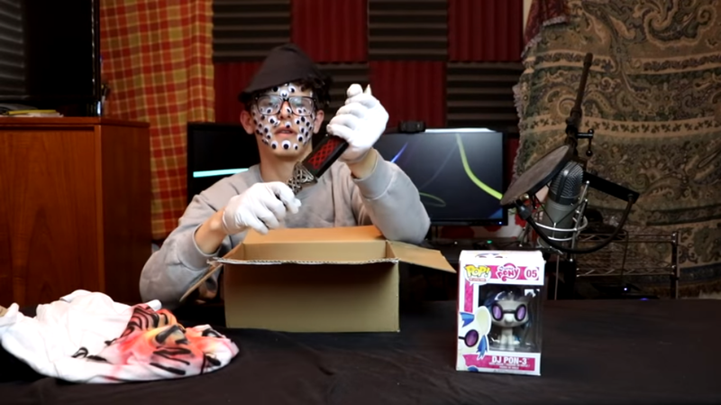 Size: 1019x572 | Tagged: bad unboxing, barely pony related, derpibooru import, funko pop!, human, idubbbz, irl, irl human, merchandise, photo, pop vinyl, safe, trypophobia, vinyl scratch, youtuber