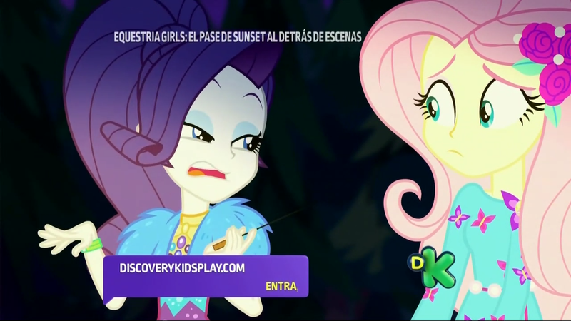 Size: 1280x720 | Tagged: safe, derpibooru import, screencap, fluttershy, rarity, equestria girls, equestria girls series, sunset's backstage pass!, spoiler:eqg series (season 2), discovery kids, spanish, spanish text