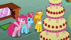 Size: 1050x590 | Tagged: ^^, carrot cake, cup cake, derpibooru import, eyes closed, mmmystery on the friendship express, pinkie pie, safe, screencap