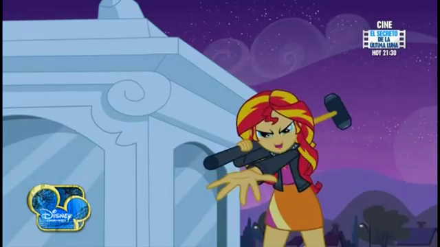 Size: 640x360 | Tagged: safe, derpibooru import, sunset shimmer, equestria girls, equestria girls (movie), disney channel, hammer, implied hammers, portal, spanish