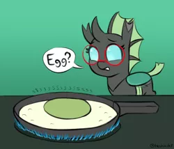 Size: 1554x1330 | Tagged: safe, artist:heretichesh, derpibooru import, oc, oc:yvette (evan555alpha), unofficial characters only, changeling, changeling oc, egg, female, food, fried egg, frying pan, glasses, gradient background, green changeling, image, onomatopoeia, png, solo, speech bubble, stove