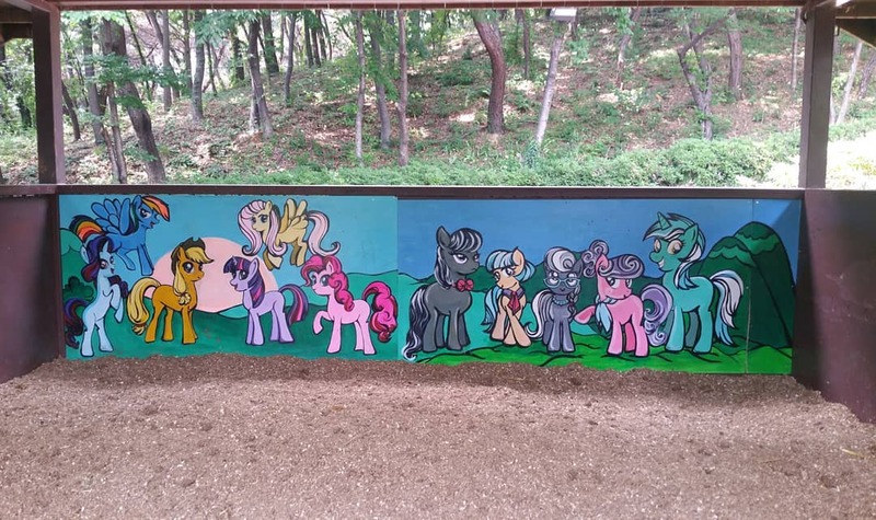 Size: 1080x641 | Tagged: applejack, coco pommel, derpibooru import, female, fluttershy, lyra heartstrings, mane six, octavia melody, pinkie pie, rainbow dash, rarity, safe, silver spoon, south korea, suri polomare, twilight sparkle, wall, wall painting