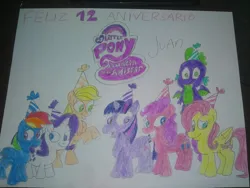 Size: 1280x960 | Tagged: safe, artist:camelo2017, derpibooru import, applejack, fluttershy, pinkie pie, rainbow dash, rarity, spike, twilight sparkle, twilight sparkle (alicorn), alicorn, dragon, earth pony, pegasus, pony, mlp fim's twelfth anniversary, anniversary, happy birthday mlp:fim, hat, image, jpeg, mane seven, mane six, my little pony logo, party hat, spanish, traditional art, winged spike, wings