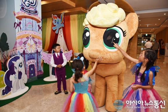 Size: 580x387 | Tagged: photographer needed, safe, derpibooru import, applejack, rainbow dash, rarity, human, image, irl, irl human, irl photo, jpeg, photo, south korea, target demographic