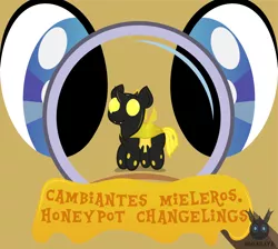 Size: 1260x1130 | Tagged: safe, artist:wheatley r.h., derpibooru import, changeling, comic:cambiantes mieleros, chibi, close-up, comic, derpibooru exclusive, extreme close up, honeypot changeling, image, jpeg, magnifying glass, spanish, vector, watermark, yellow changeling