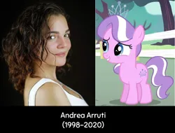 Size: 670x508 | Tagged: safe, artist:enrique zx, derpibooru import, edit, edited screencap, editor:enrique zx, screencap, diamond tiara, earth pony, human, pony, andrea arruti, derpibooru exclusive, female, filly, foal, image, in memoriam, latin american, photo, png, rest in peace, spanish, spanish description, spanish text, voice actor, voice actors