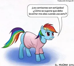 Size: 500x448 | Tagged: safe, artist:el-yeguero, derpibooru import, edit, editor:enrique zx, rainbow dash, pegasus, pony, clothes, derpibooru exclusive, dialogue, female, folded wings, image, mare, nightgown, png, signature, simple background, solo, spanish description, spanish text, speech bubble, text, translation, translator:enrique zx, white background, wings, wings down, wings under clothes