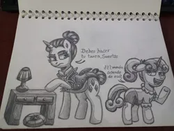 Size: 1600x1204 | Tagged: safe, derpibooru import, rarity, sweetie belle, pony, unicorn, alternate hairstyle, alternate timeline, black and white, desk, grayscale, horn, image, monochrome, night maid rarity, nightmare takeover timeline, pencil drawing, png, spanish, traditional art